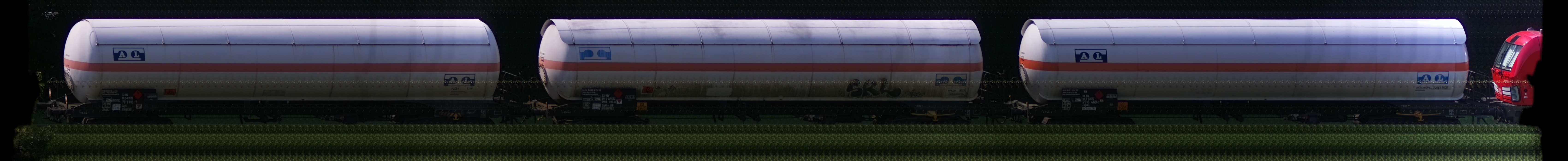 There should be a train photo here :'(
