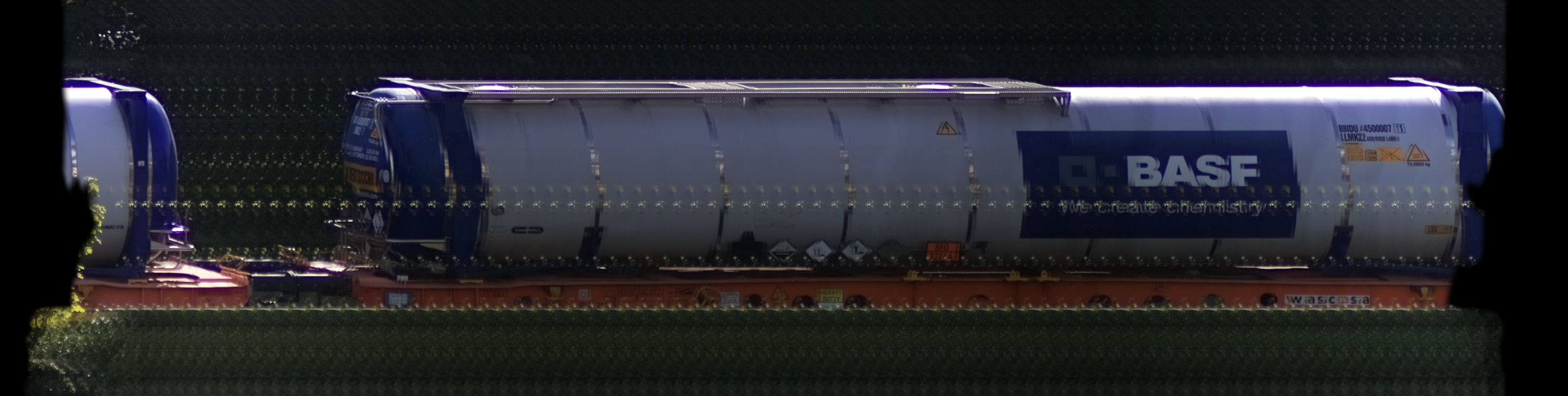 There should be a train photo here :'(