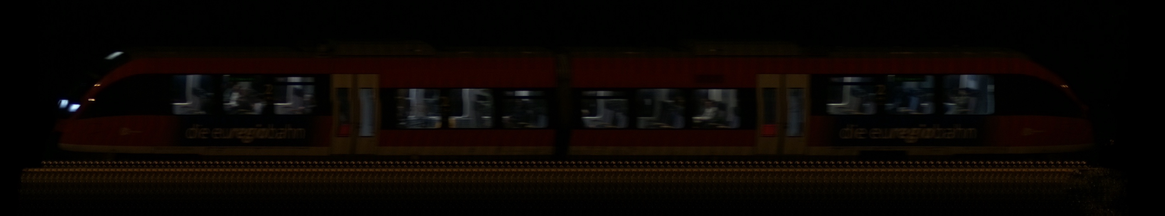 There should be a train photo here :'(