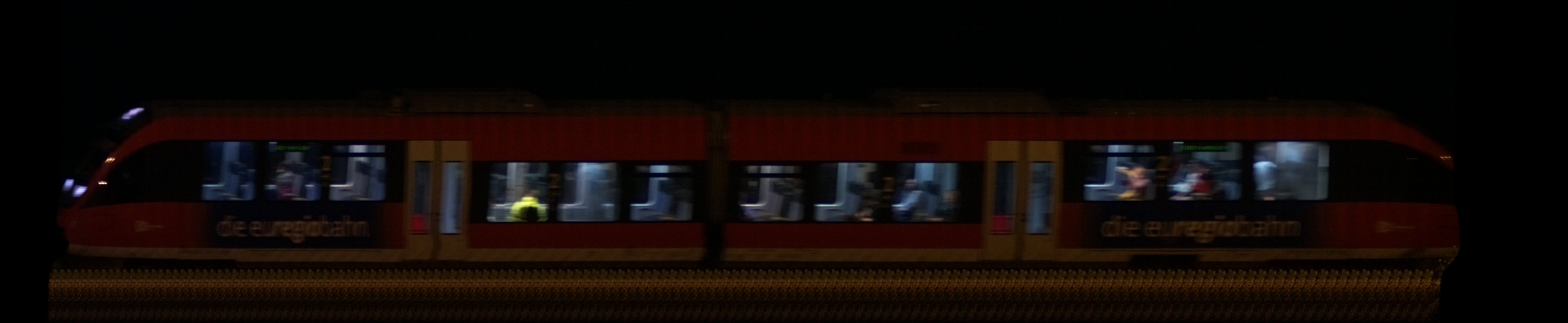 There should be a train photo here :'(