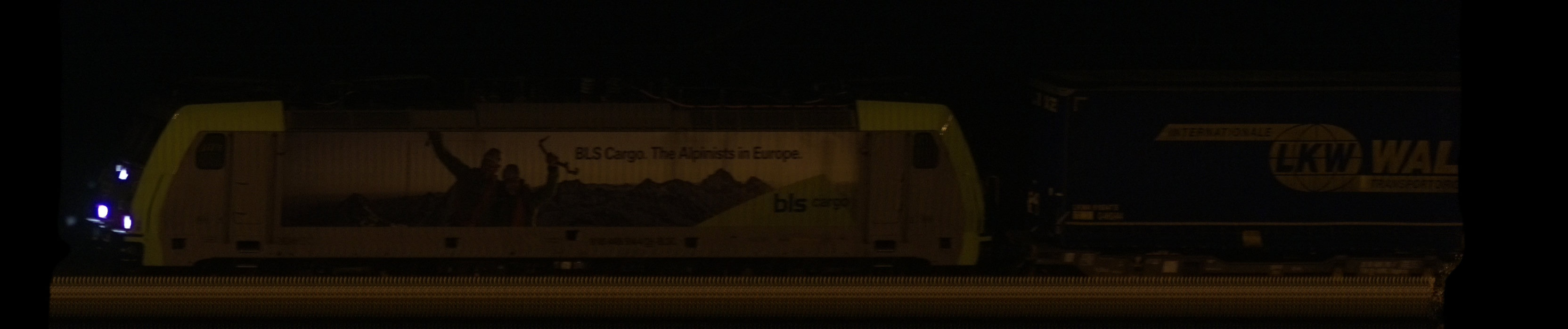 There should be a train photo here :'(