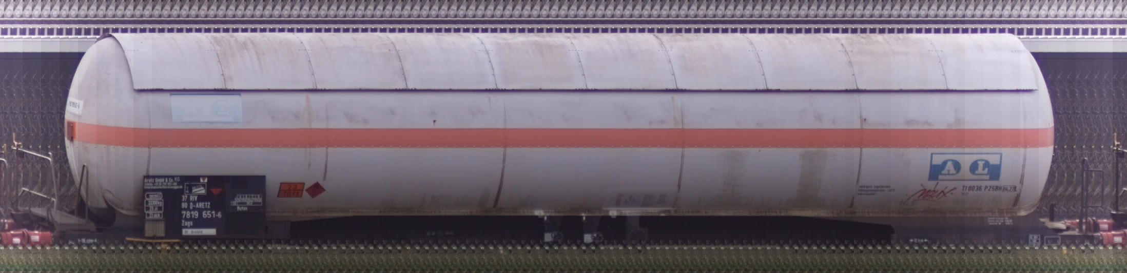 There should be a train photo here :'(