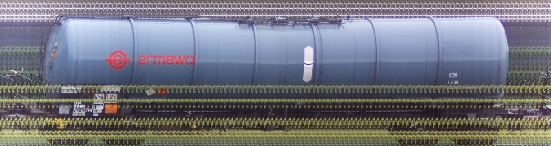 There should be a train photo here :'(