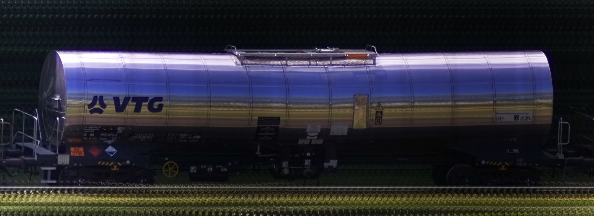 There should be a train photo here :'(