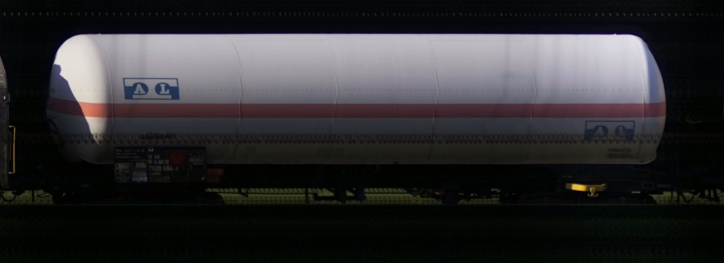 There should be a train photo here :'(