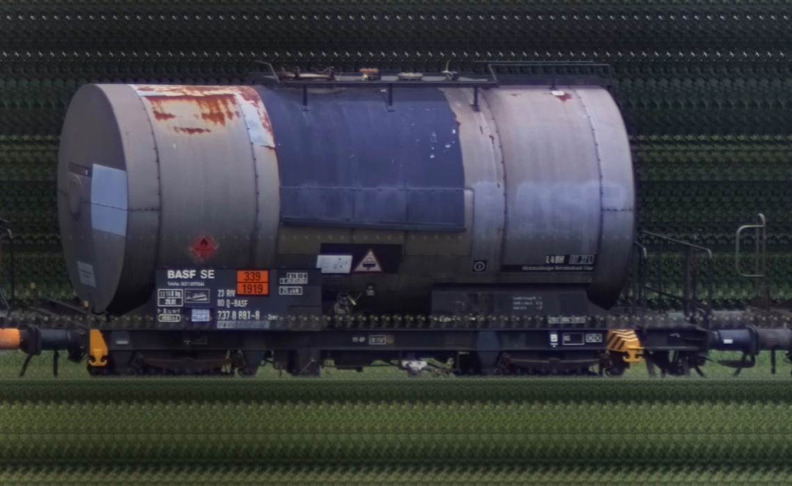 There should be a train photo here :'(
