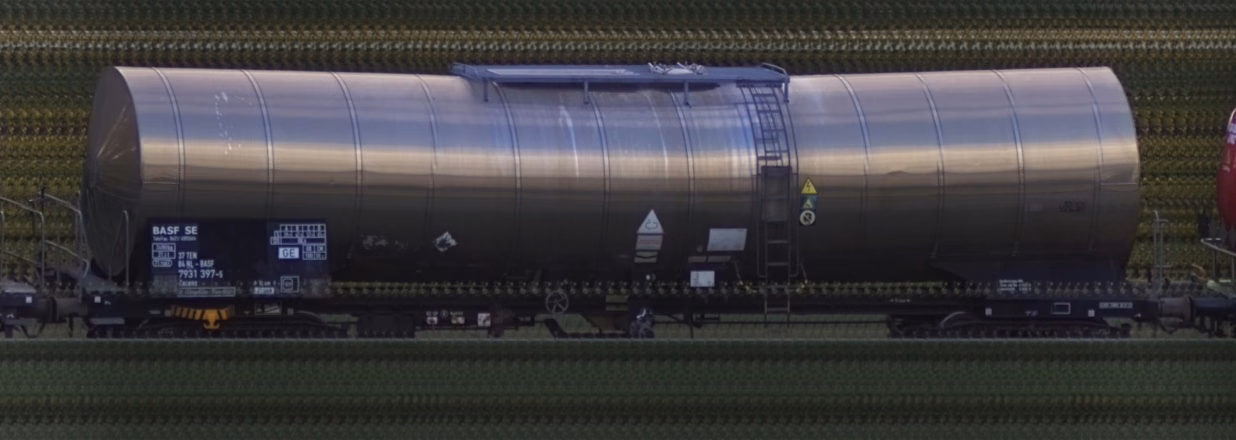 There should be a train photo here :'(