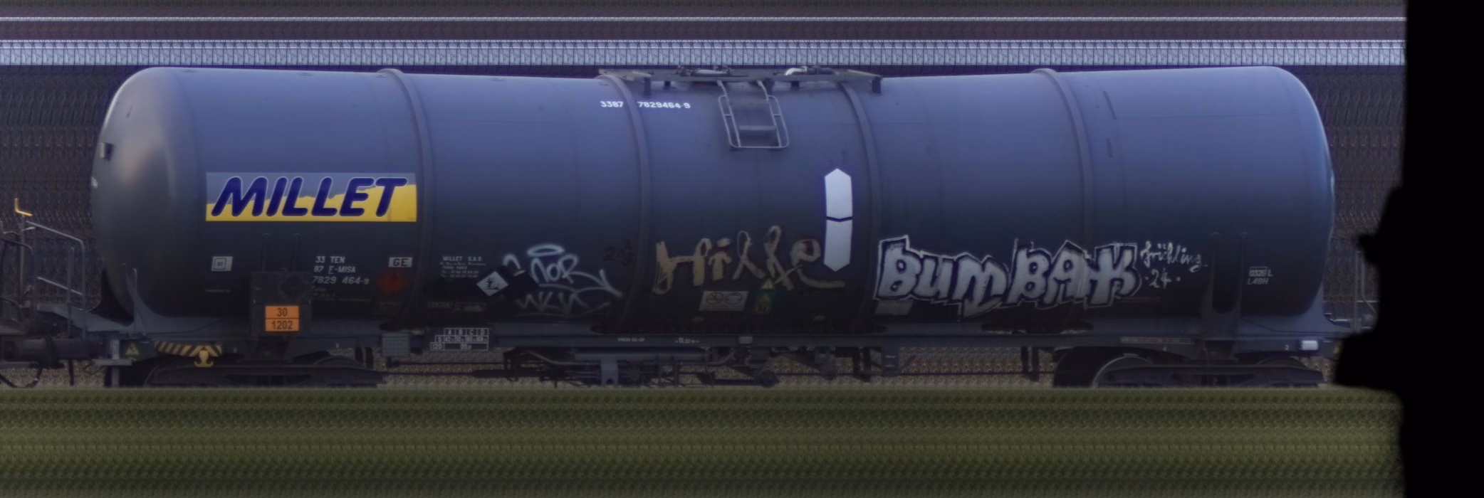 There should be a train photo here :'(