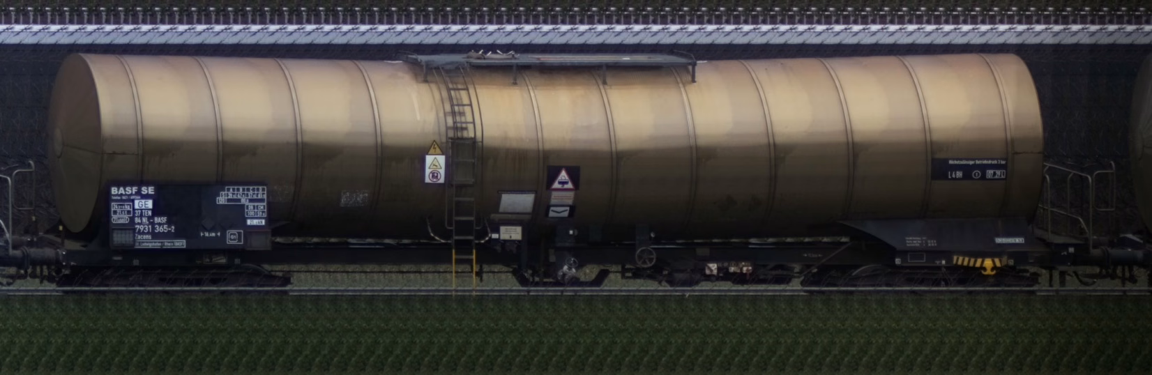There should be a train photo here :'(