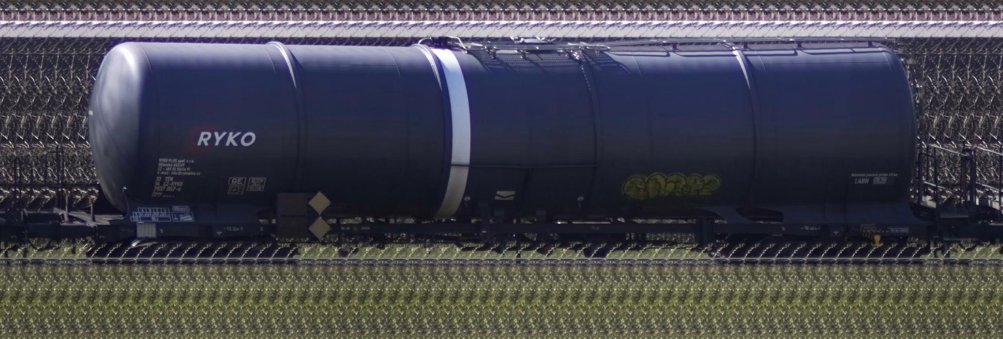 There should be a train photo here :'(