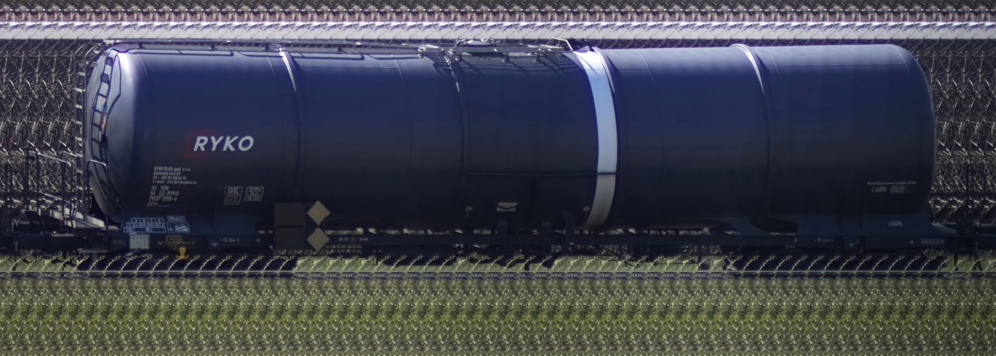 There should be a train photo here :'(