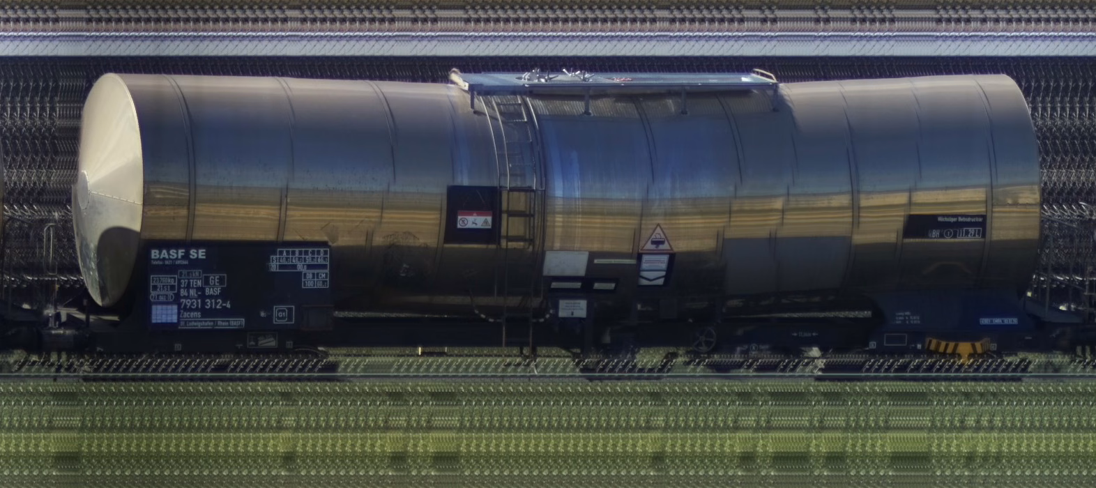 There should be a train photo here :'(
