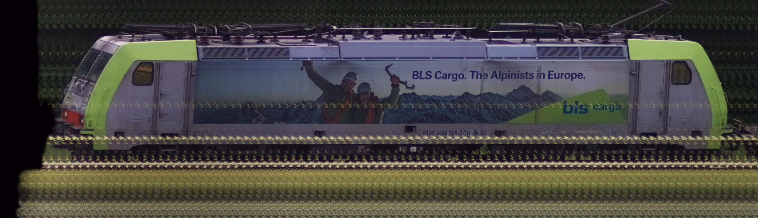 There should be a train photo here :'(