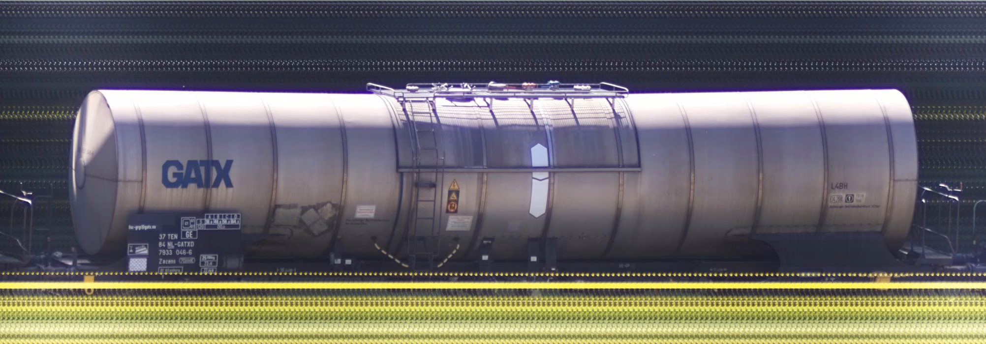 There should be a train photo here :'(