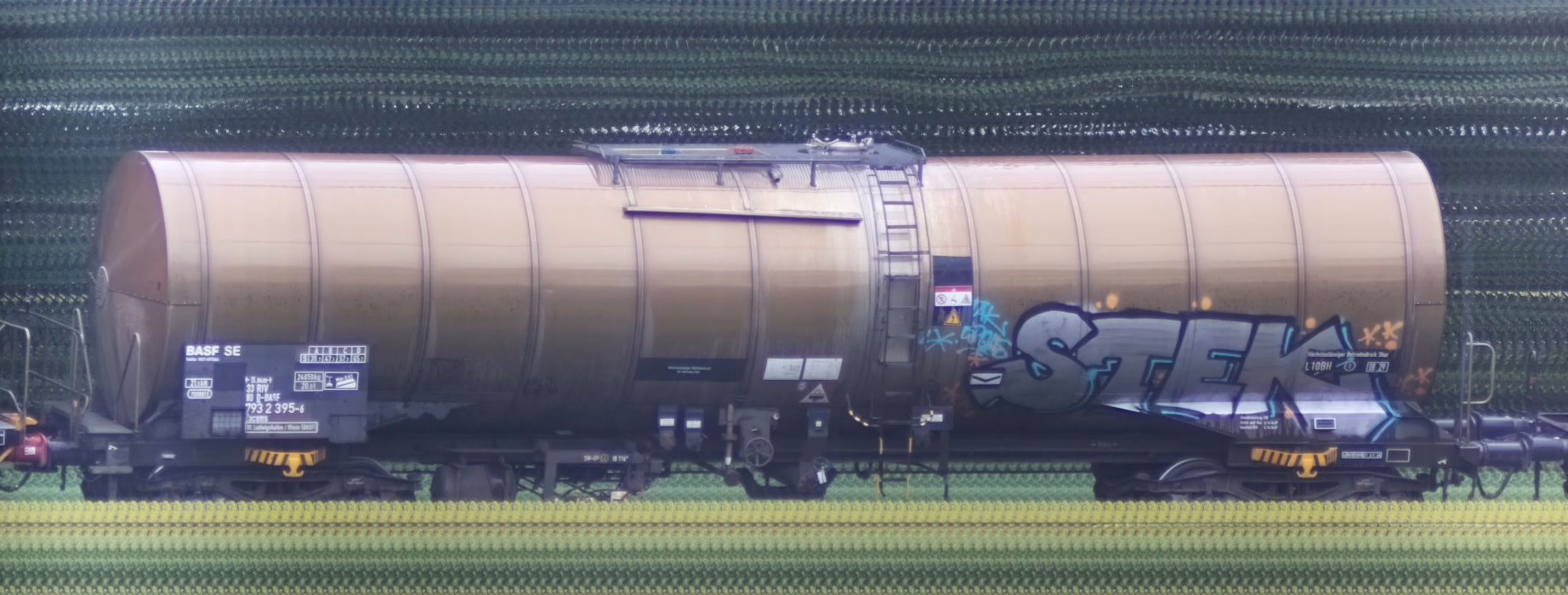 There should be a train photo here :'(